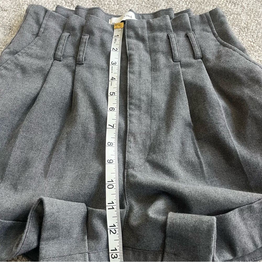 Abercrombie & Fitch Ultra High Rise Grey Trouser Pleated Cuffed Shorts Size S - Picture 8 of 9
